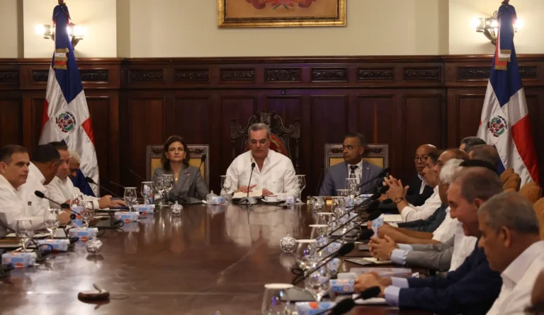 Abinader prohíbe uso del erario en campaña política