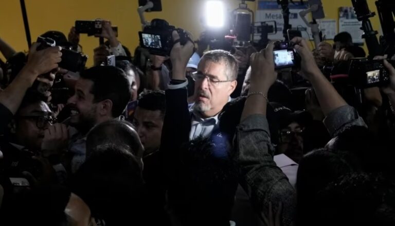 Bernardo Arévalo, de izquierda, será nuevo presidente Guatemala