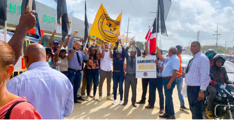 Comerciantes, organizaciones comunitarias, protestaron una vez más en demanda demolición muro de autopista San Isidro, SDE
