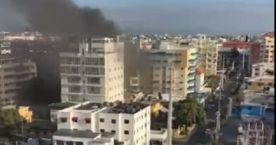 Incendio afecta edificio de apartamentos cerca de la Rómulo Betancourt