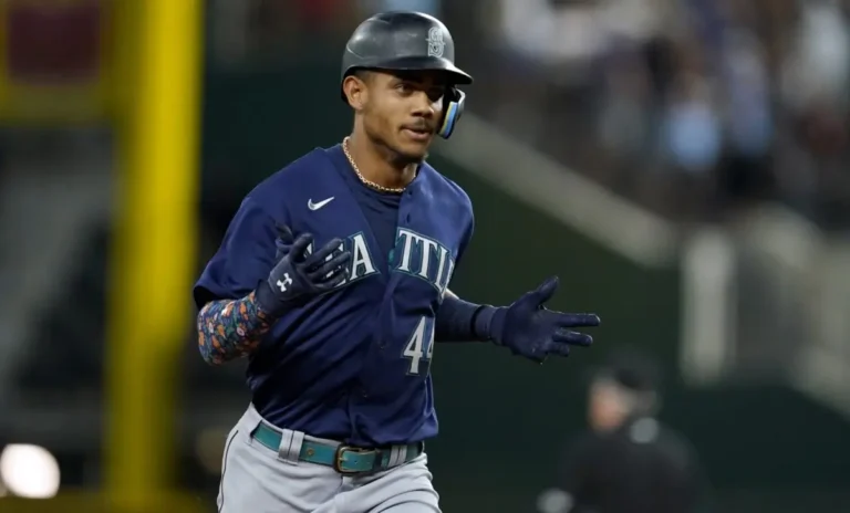 Julio Rodríguez vuelve a tronar al batear de 4-3, con jonrón