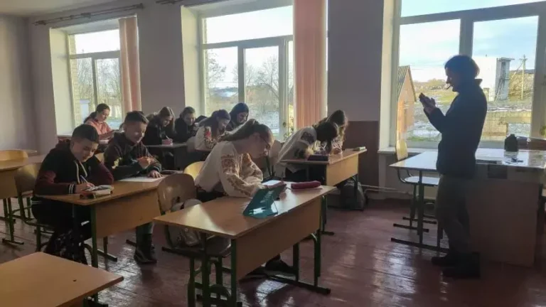 Los niños de Ucrania afrontan su cuarto curso escolar alterado por la guerra y la pandemia