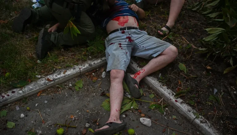 Misiles rusos matan cinco personas en centro ciudad