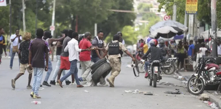 Policía dispersa protesta contra inseguridad Haití