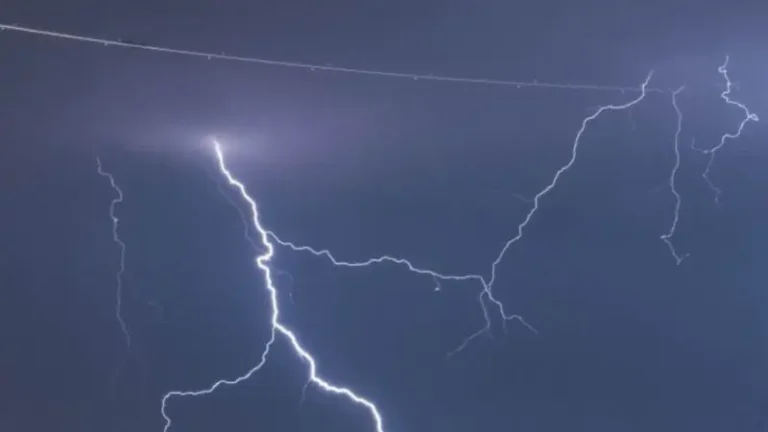 Rayo mata a un futbolista, a su entrenador y lesiona a otra persona