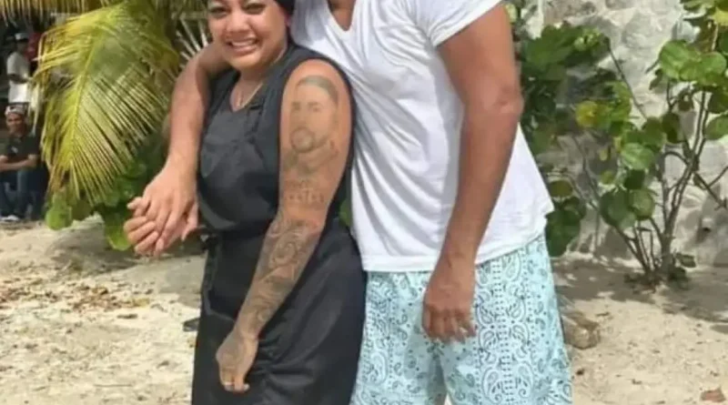 Romeo Santos sorprende a fan que tiene tatuada su cara