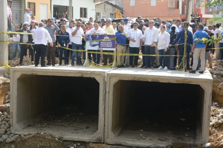 Presidente Luis Abinader visita cañada de Las 800