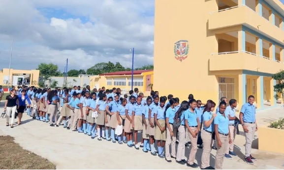2,604,449 alumnos convocados a aulas este lunes en R.Dominicana