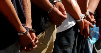 Arrestan 3 agentes PN atracaron hombre en el ensanche Isabelita