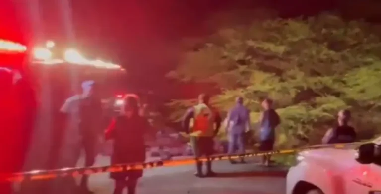 Al menos 13 muertos al caer vehículo en canal en Esperanza, Valverde