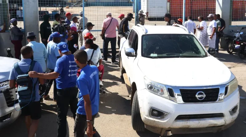 Cientos de inmigrantes haitianos retornan a su país descontentos tras el cierre de la frontera