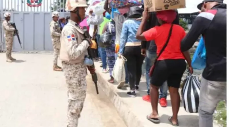 Cientos de haitianos abandonan el país por frontera Dajabón