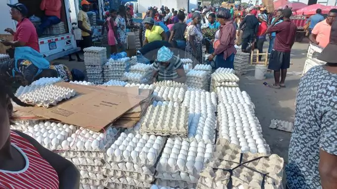 Depositarán miles de huevos podridos en Monumento al Agricultor en Moca