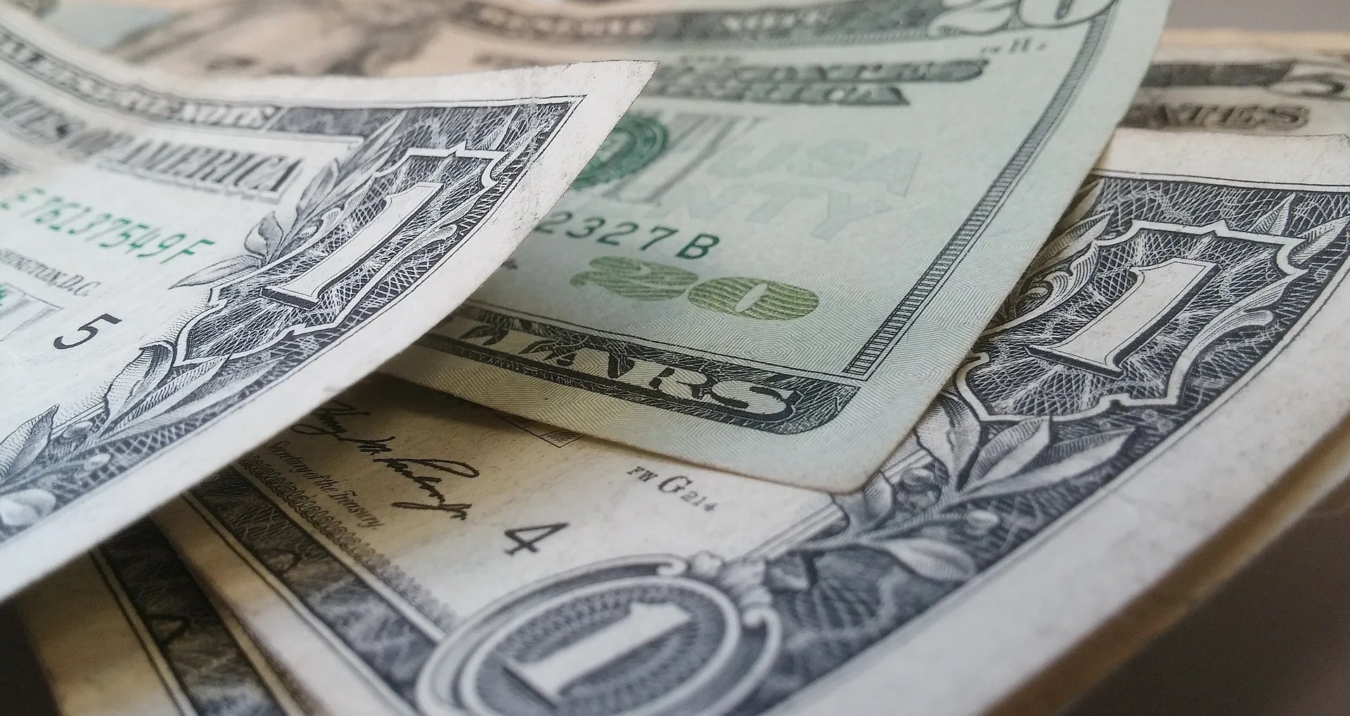El dólar se mantiene invariable y roza los 56.94 pesos dominicanos