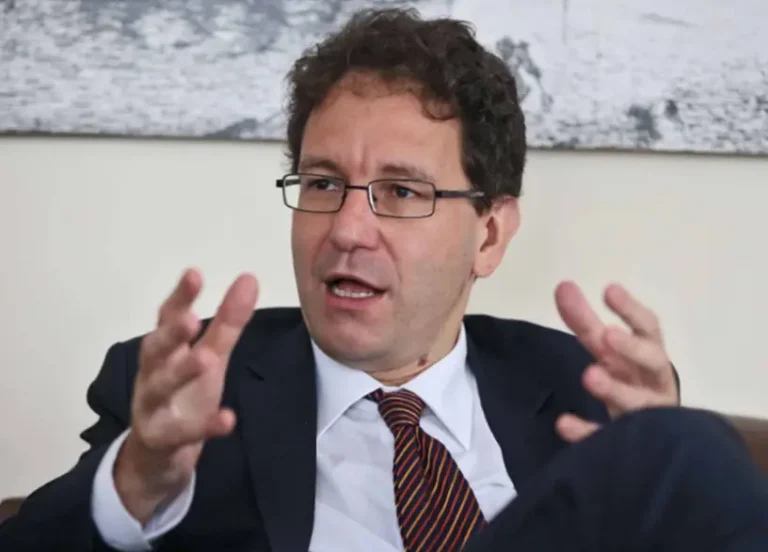 Francia ofrece su mediación en la crisis con Haití por el canal