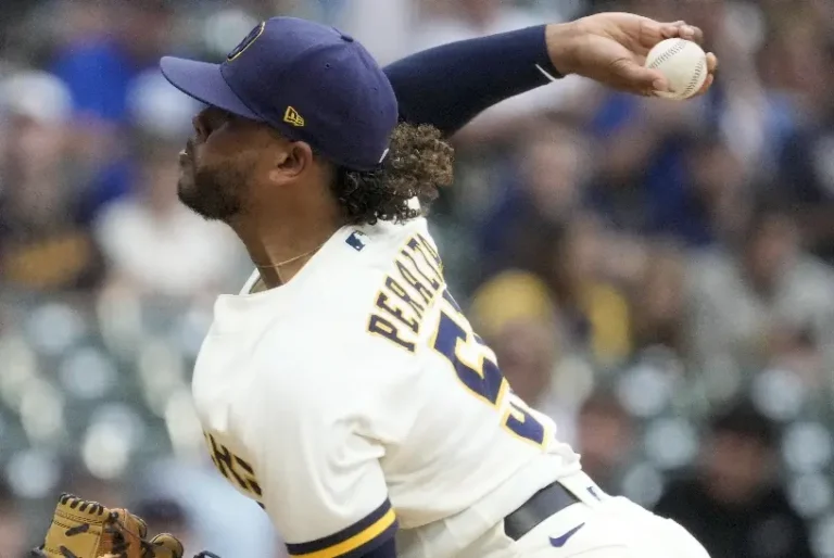 Freddy Peralta llega a 12 victorias; Ozuna y Mauricio la botan