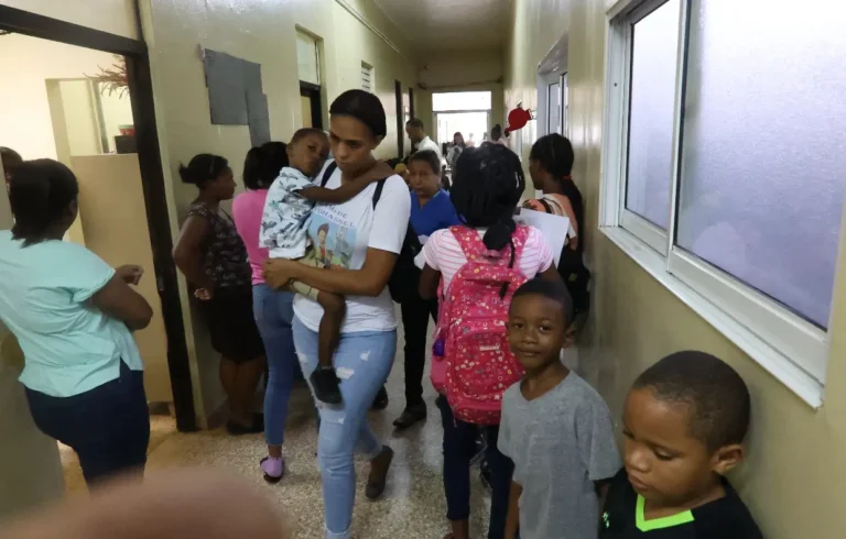 Hospitales repletos de casos dengue; familias se muestran asustadas