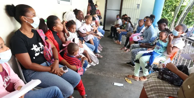 Hospital Hugo Mendoza tiene 98 ingresados por dengue y el Robert Reid 72