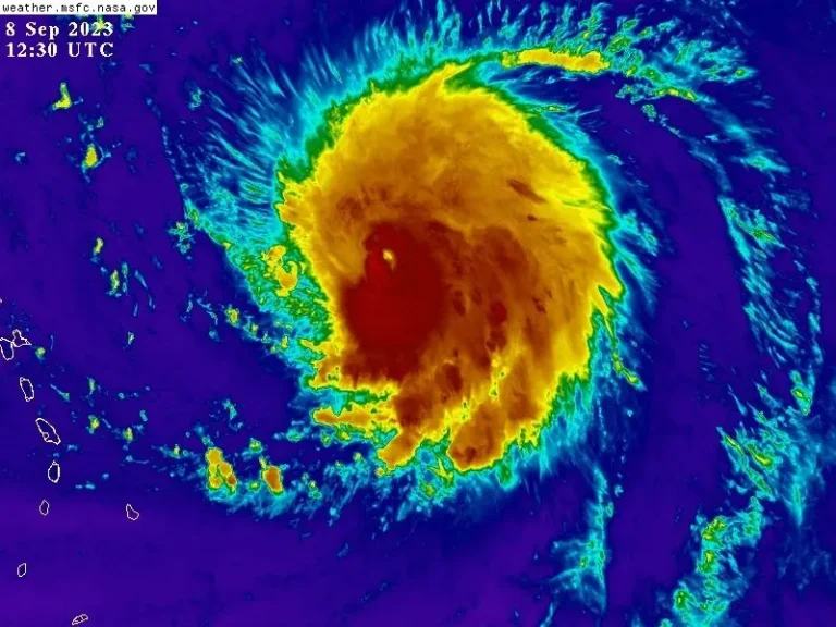 Huracán Lee ralentiza su velocidad pero vientos ganarán fuerza en próximos días