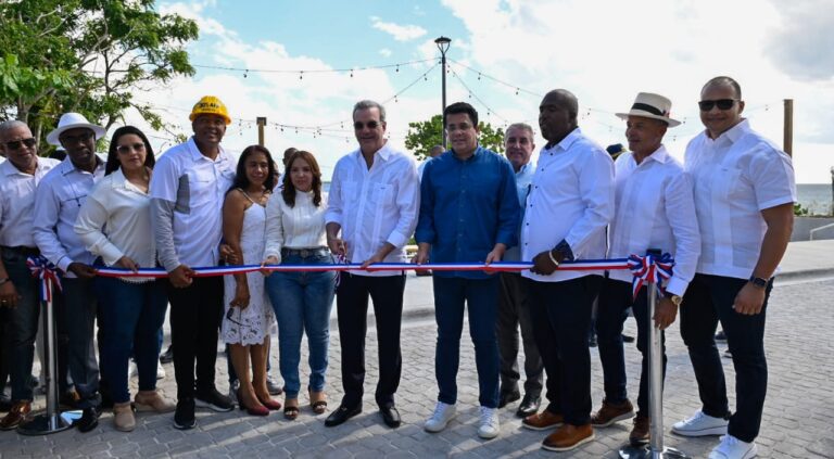 LA ROMANA: Gobierno inaugura malecón en comunidad La Caleta