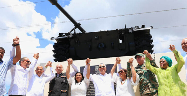 Alcalde Manuel Jiménez y Fuerza Aérea inauguran composición monumental dedicada a Fernández Domínguez