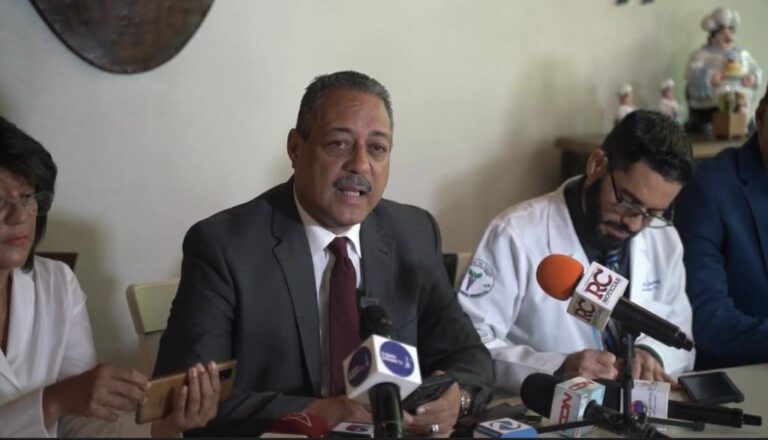 Acusan al canciller Roberto Álvarez de ser un «traidor a la patria»