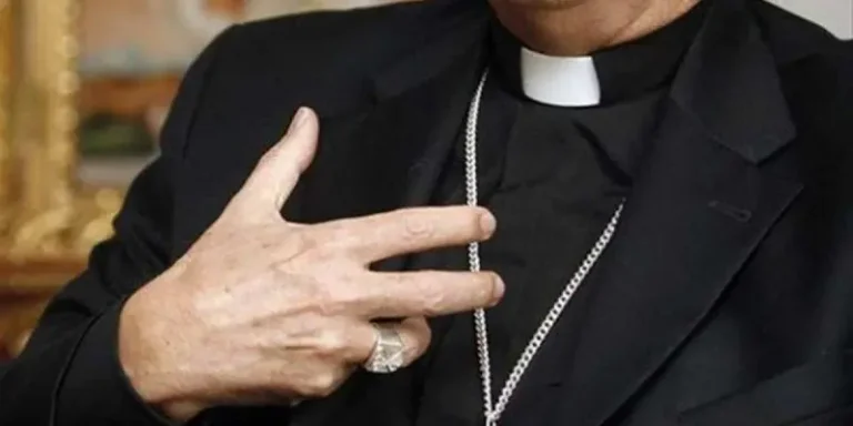 Sacerdote que organizó orgía con prostituto se queja de ataques a la Iglesia