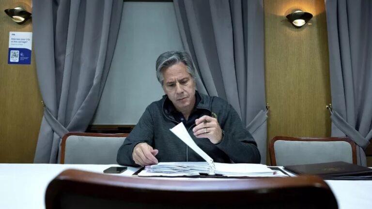 Secretario de Estado de EU visita Kiev y ofrece más ayuda a Ucrania