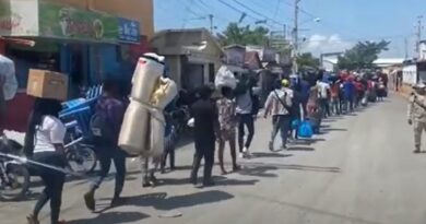 Cientos de haitianos abandonan R. Dominicana; otros buscan entrar