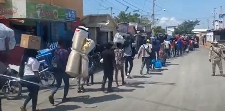 Cientos de haitianos abandonan R. Dominicana; otros buscan entrar