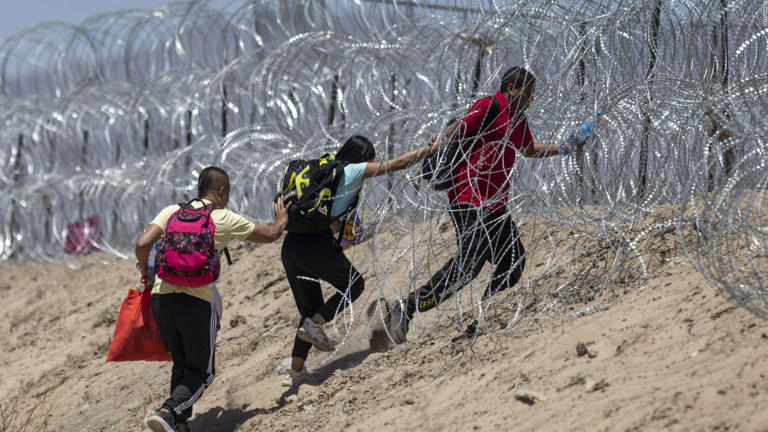 MEXICO: Asesinan dos migrantes y hieren a otros 3 en frontera EU
