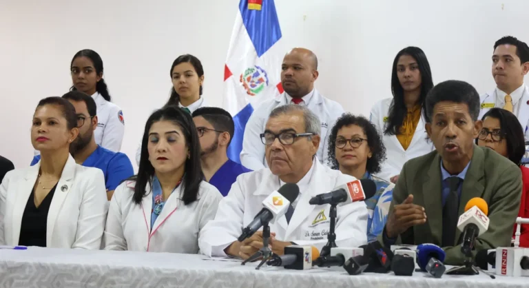 Médicos suspenden paros en hospitales por epidemia dengue