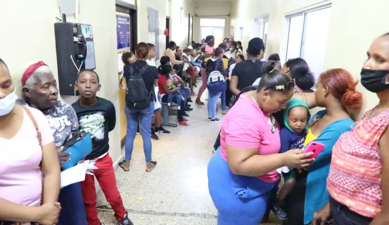 Emergencias e ingresos siguen altos por dengue