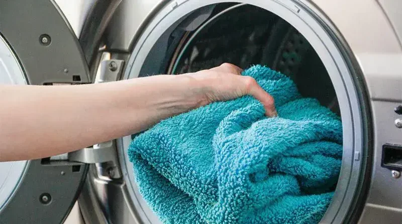 Con qué frecuencia debes lavar tu toalla y cuáles son los peligros de no hacerlo seguido