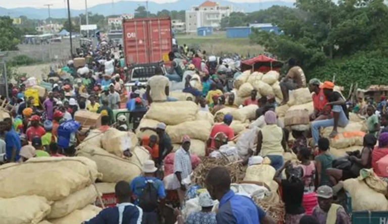 Rompen malla del muro fronterizo para ingresar a RD