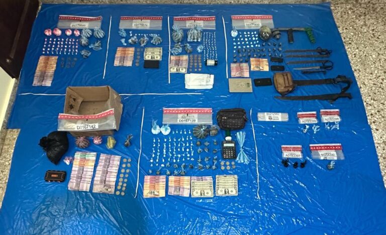 Apresan ocho personas en allanamientos; ocupan presunta droga y armas en La Altagracia