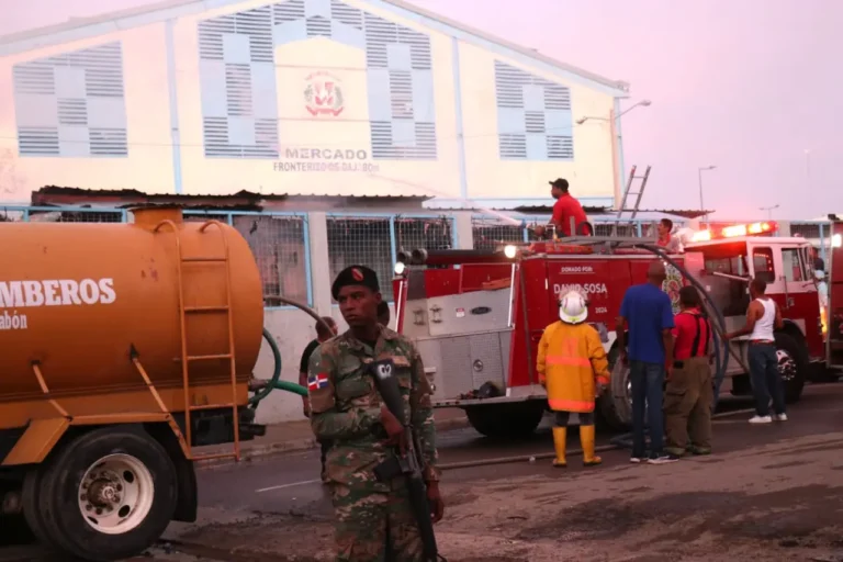Incendio en mercado fronterizo de Dajabón está controlado en un 95%