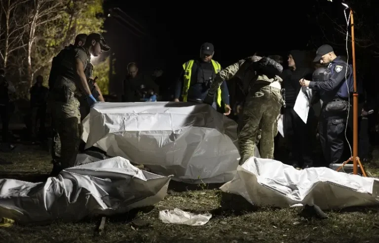 Zelenskyy dice que misil de Rusia mató 50 civiles en aldea