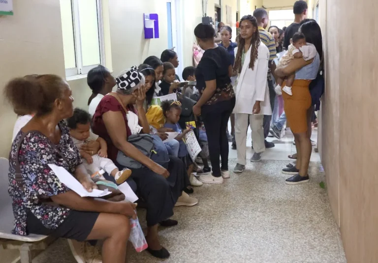 Demanda de camas sube por dengue en centros salud