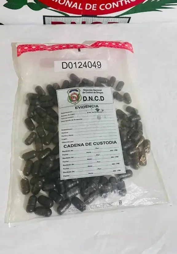 Arrestan hombre con doble nacionalidad que tenía más de un kilo de coca en el estómago