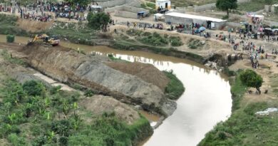 Con equipo pesado, los haitianos represaron rio Masacre para canal