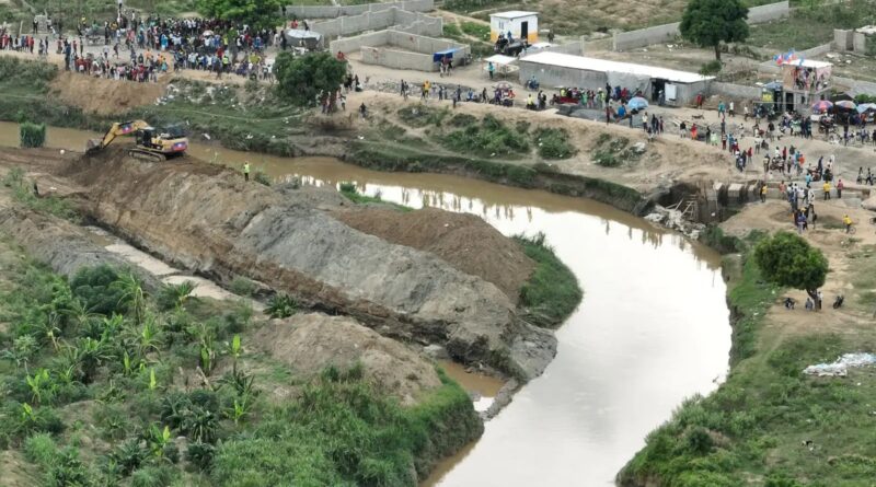 Con equipo pesado, los haitianos represaron rio Masacre para canal