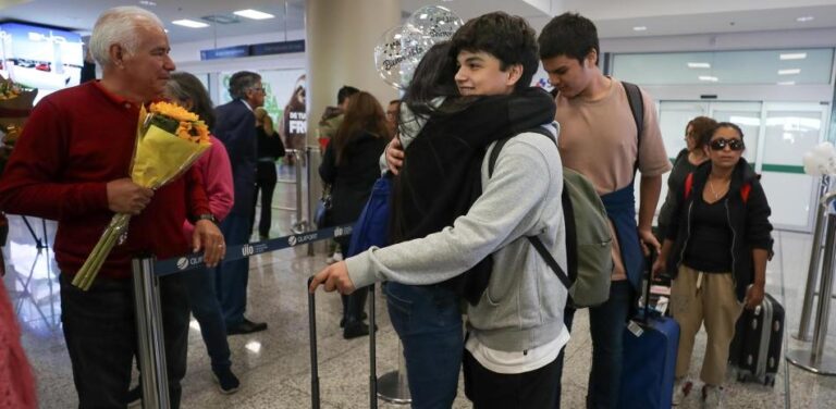 Llegan a RD «sanos y salvos» 10 dominicanos evacuados de Israel