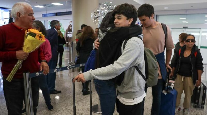 Llegan a RD «sanos y salvos» 10 dominicanos evacuados de Israel