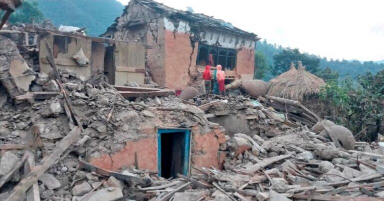 NEPAL: Al menos 128 muertos y decenas heridos por terremoto
