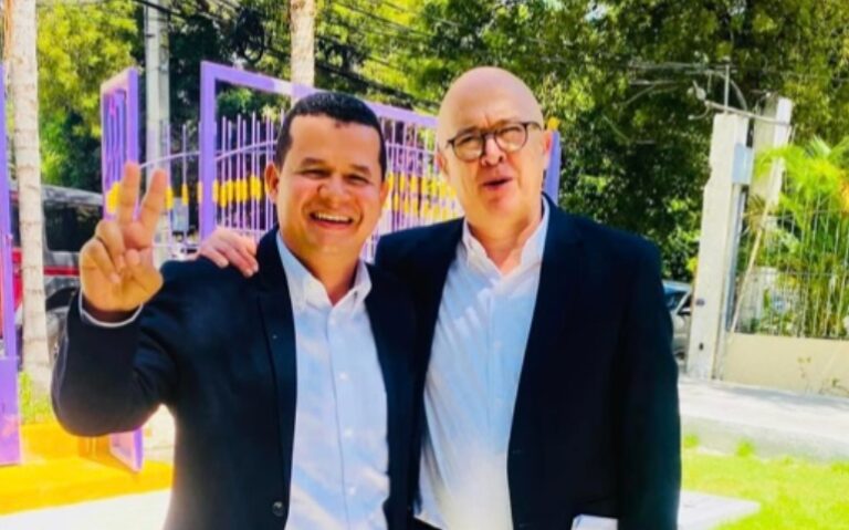 Renuncia del PLD Anderson Montero, precandidato a diputado y miembro del Comité Central