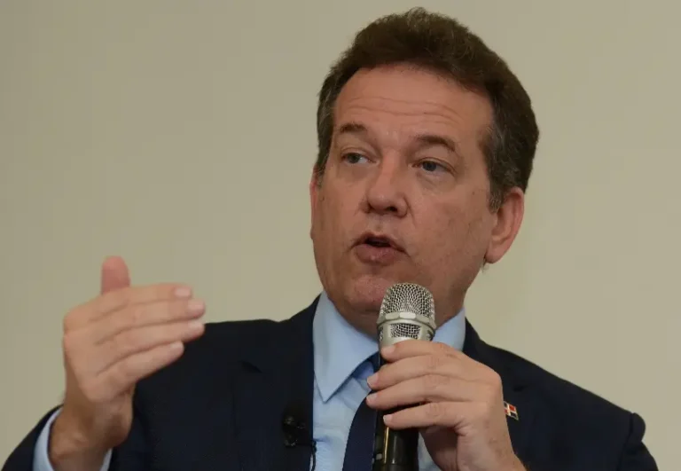 Ito Bisonó habla con jóvenes empresarios