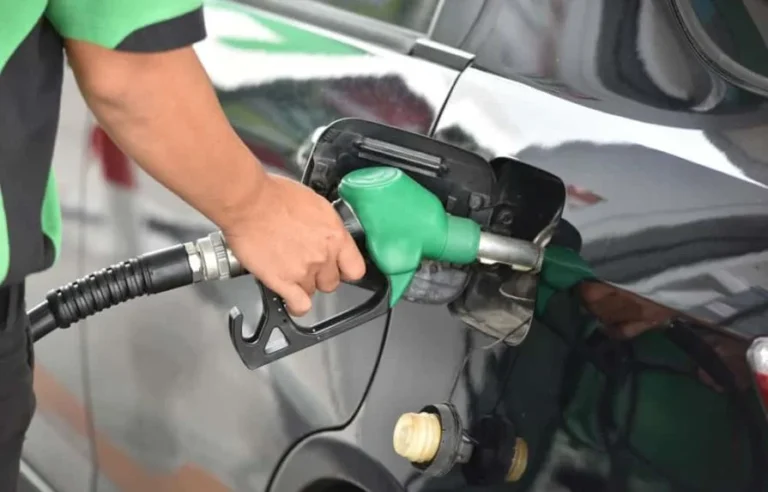 Detallistas de Gasolina se quejan de que Gobierno no aplique reajustes en precios de los combustibles
