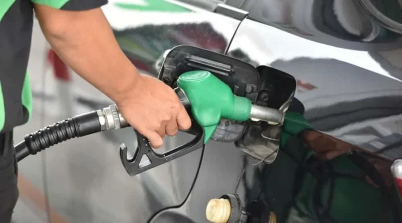 Detallistas de Gasolina se quejan de que Gobierno no aplique reajustes en precios de los combustibles