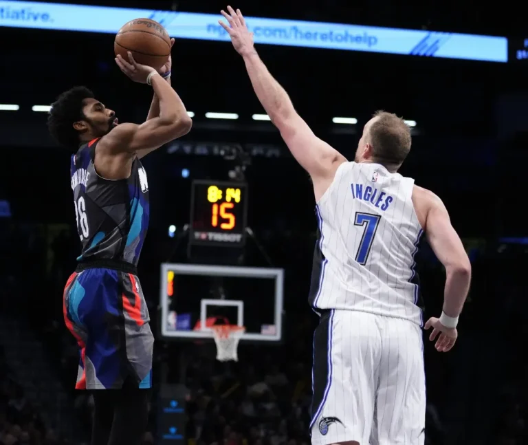 Dinwiddie anota 29 en triunfo Nets ante Magic